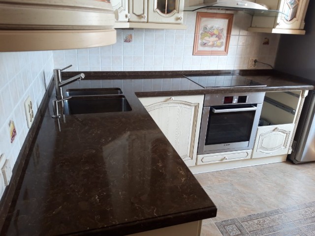 Столешница Vicostone BQ 8560 DARK EMPERADOR, н40, Г-образная с бортом, нижняя двойная мойка
