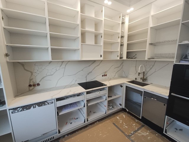 Кухня с белой кварцевой столешницей Calacatta и цельным фартуком