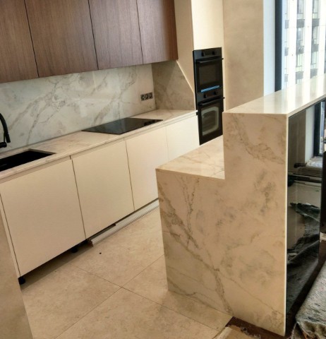 Двухуровневое решение: рабочие и островные столешницы из кварца