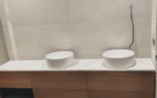 Две кварцевые столешницы с массивными мойками для функционального помещения