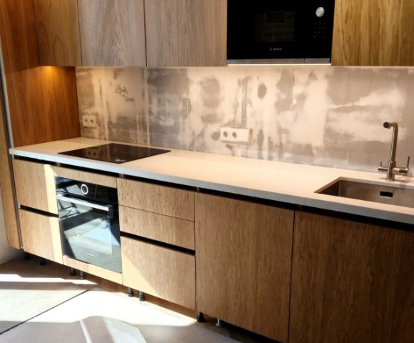 Столешница из белого кварца с идеальной подгонкой под технику