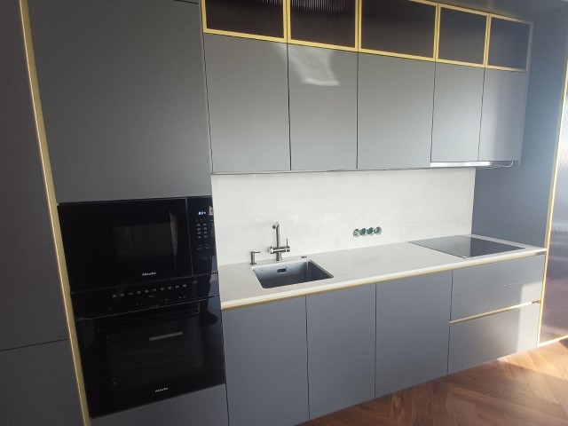 Тонкая кварцевая столешница с графичным узором и интегрированными элементами