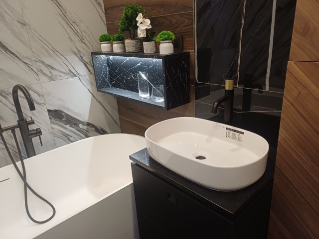 Эффектный интерьер ванной комнаты с использованием кварцевого агломерата