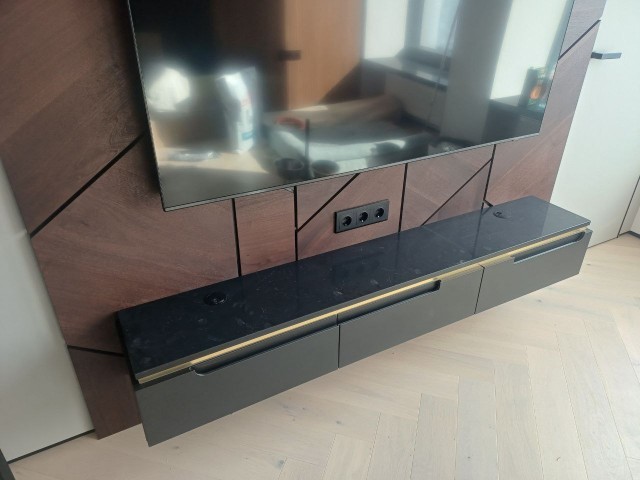 Минималистичная консоль из черного кварца под телевизор