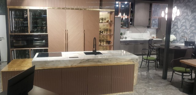 Роскошная островная столешница как доминанта премиального интерьера