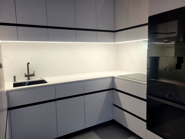 Компактная кухня с белой столешницей и графичными прожилками