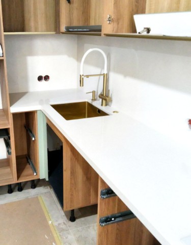 Белая матовая столешница и деревянные фасады кухни