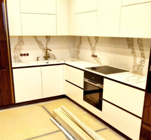 Роскошь в деталях: Г-образная кухня в стиле Calacatta с золотыми акцентами