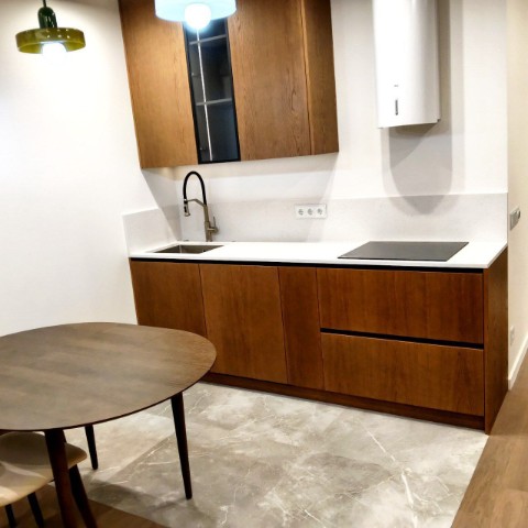 Белая матовая столешница и деревянные фасады