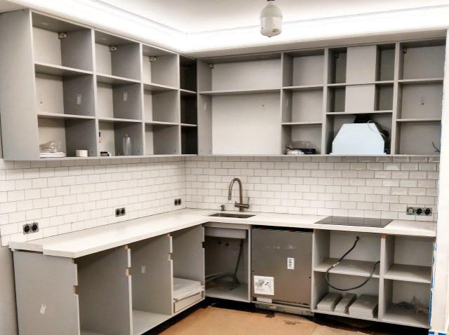 Светлая гармония: монохромная кухня с белой матовой столешницей