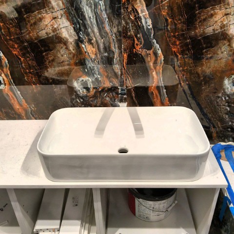 Белая матовая столешница и темная орнаментная плитка