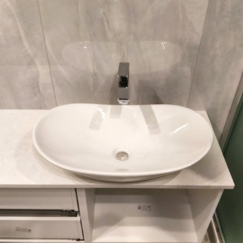 Компактная белая столешница с раковиной для ванной комнаты