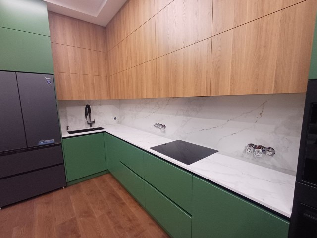 Динамичный контраст: кухня с белой столешницей и цветными фасадами