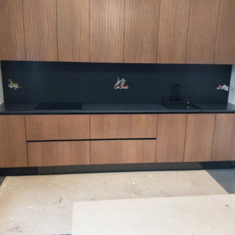 Гармония контрастов: темная столешница и теплые деревянные фасады