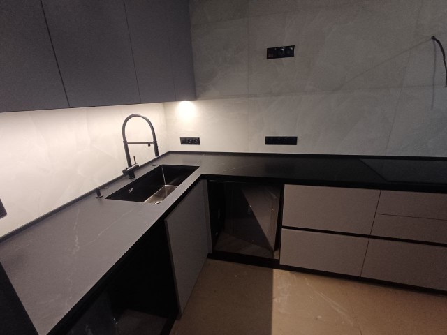 Стильная кухня в черном и белом исполнении