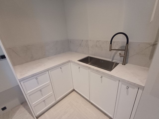 Единое решение для кухни: столешница, фартук и подоконник из белого кварца