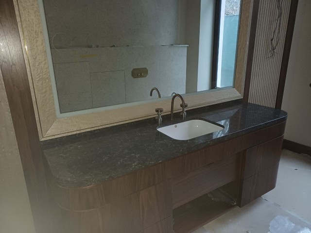 Глянцевая столешница с закругленными краями для ванной комнаты