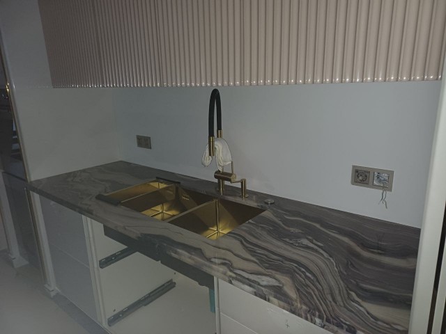 Столешница из кварца с рисунком в стиле Calacatta