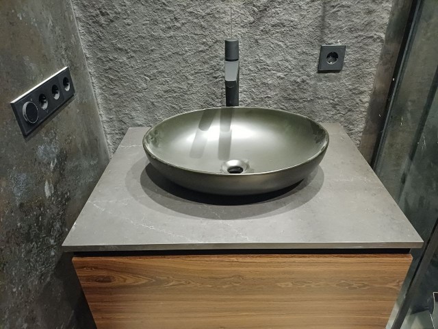 Серая кварцевая столешница с круглой мойкой для ванной комнаты
