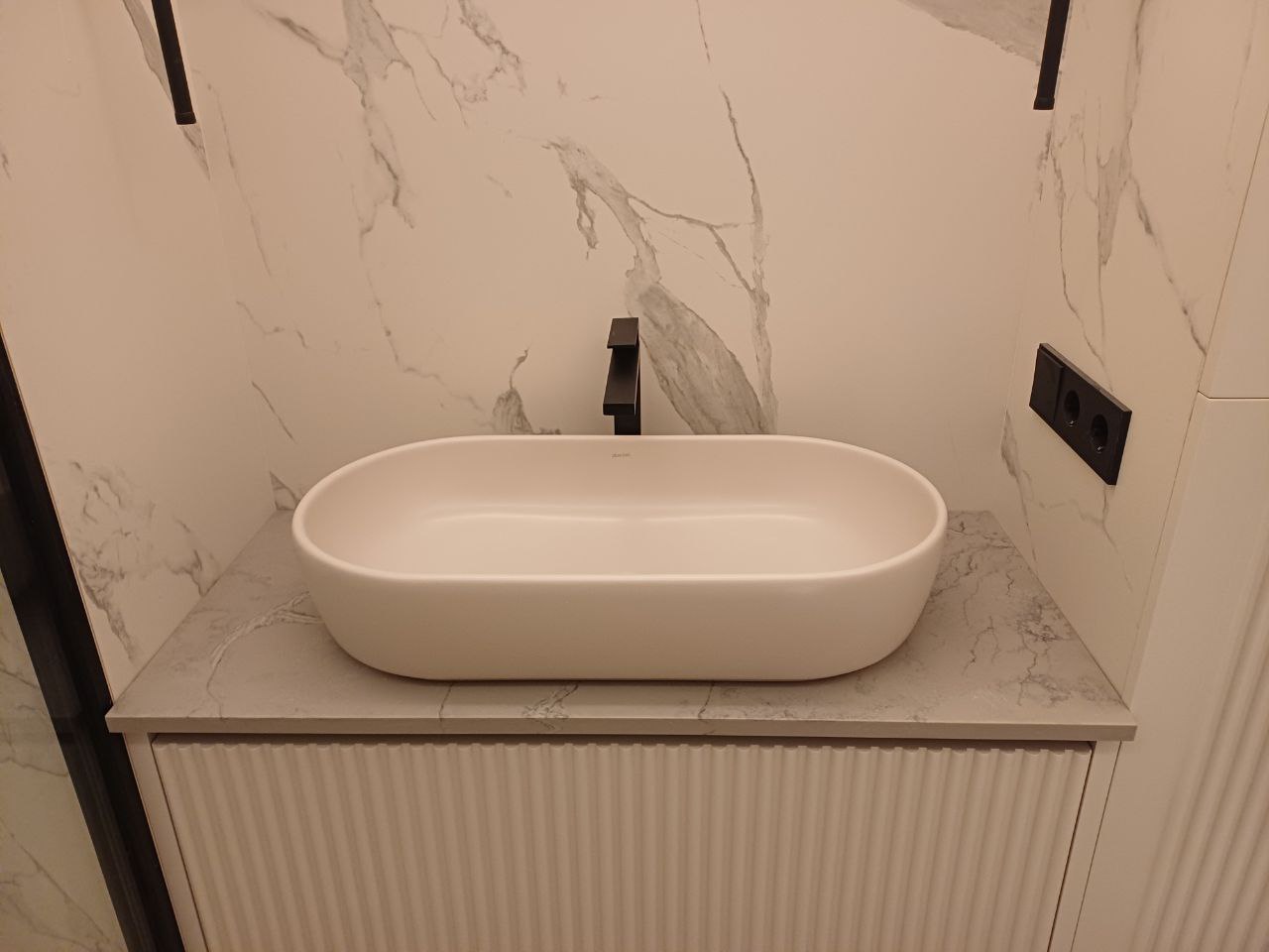 Прямоугольная столешница с графичным узором для светлой ванной