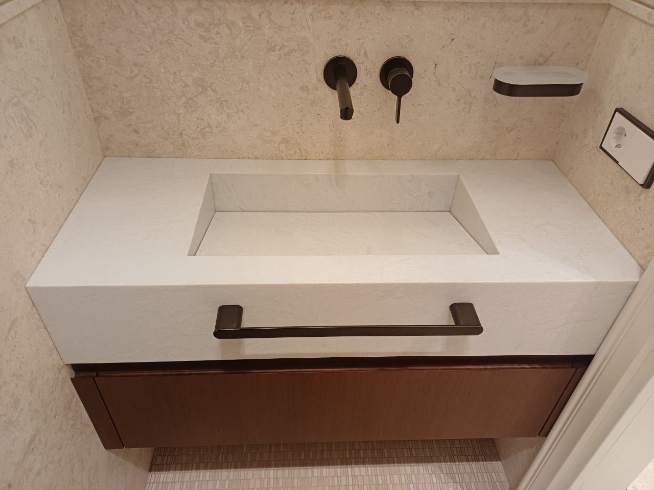 Массивная кварцевая столешница с интегрированной мойкой для ванной