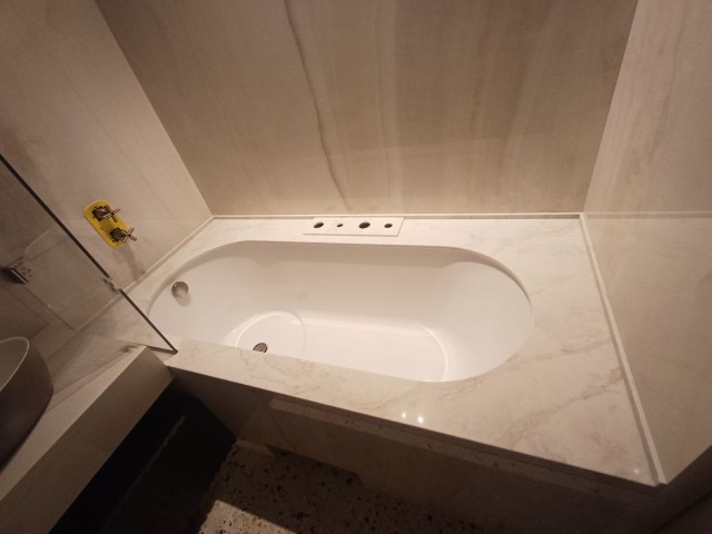 Кварцевое обрамление ванны с защитным фартуком