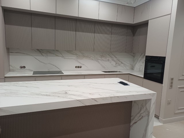 Две кварцевые столешницы в стиле Calacatta для кухни с серыми фасадами