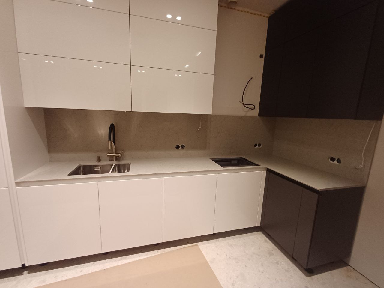 Белая столешница из кварца с точной подгонкой под технику и фартук