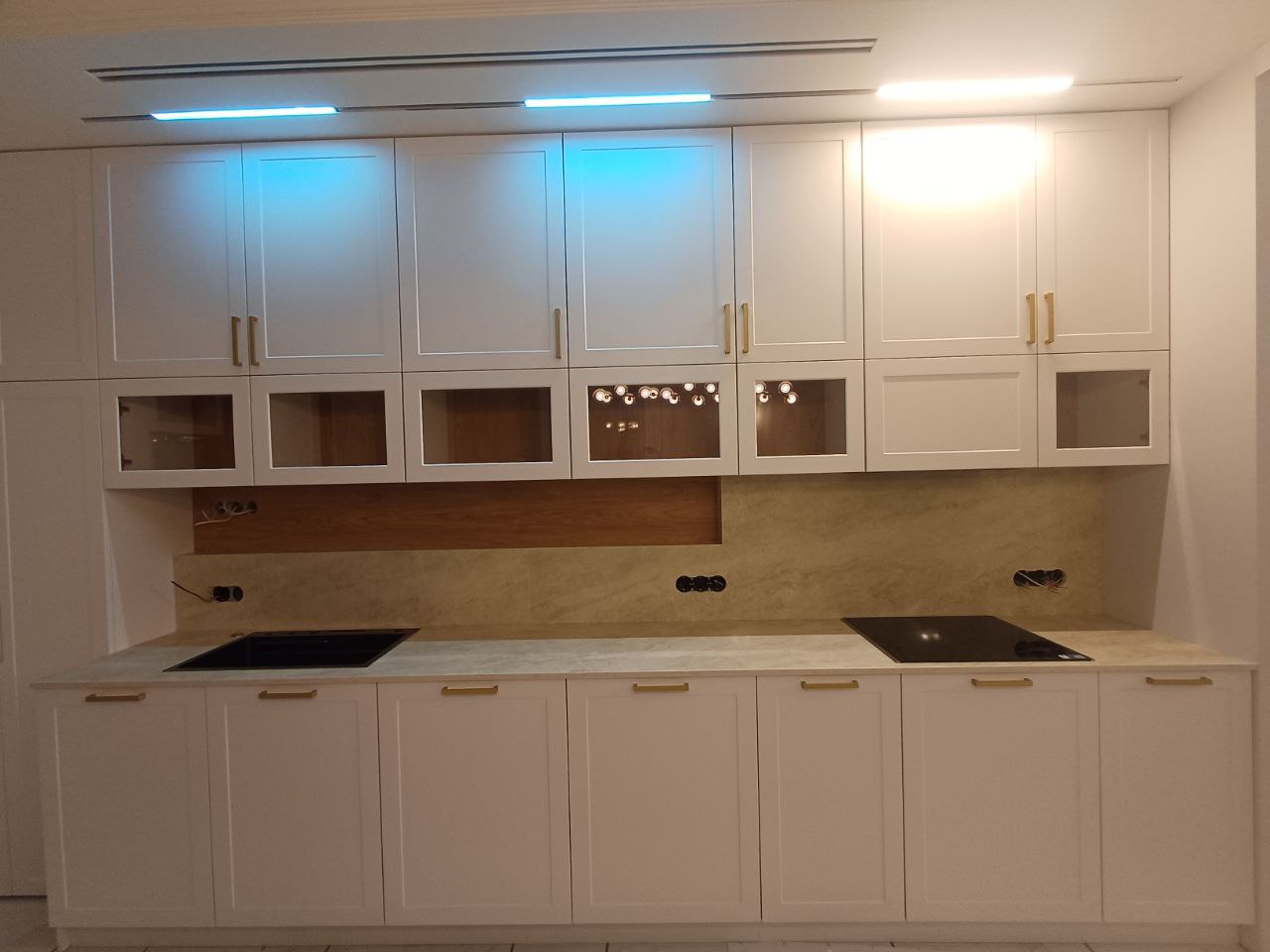 Белоснежный ансамбль: матовая столешница и фартук для светлой кухни