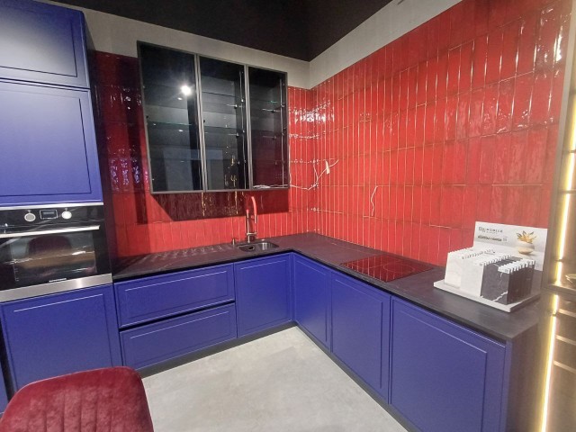 Практичная столешница из кварца с вырезами под технику и смелым декором