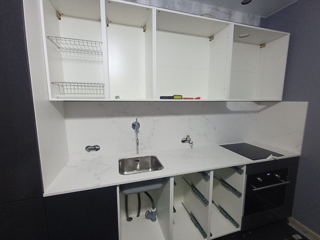 Кварцевая столешница с интегрированной мойкой и розетками